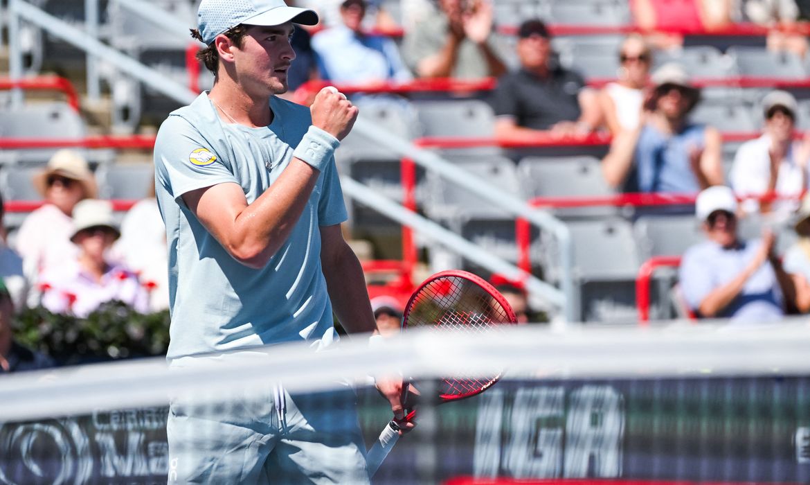 João Fonseca supera Tsitsipas na estreia do Masters 1000 de Montreal 
