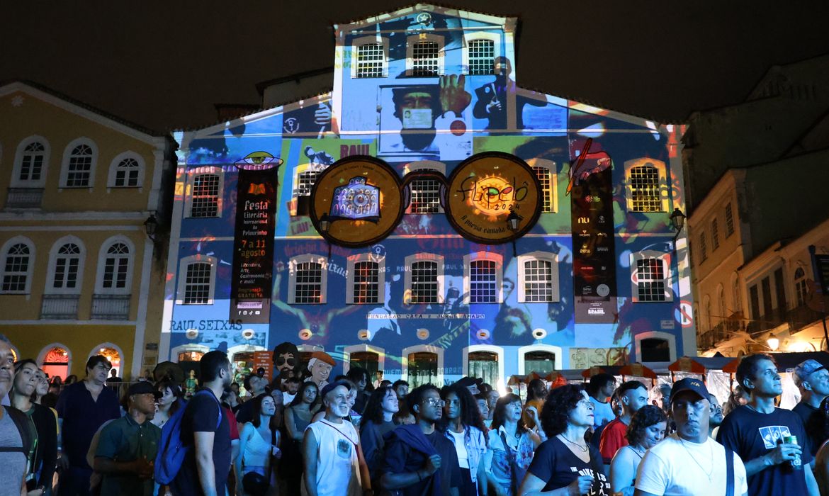 Flipelô começa em Salvador com música, poesia e grande participação