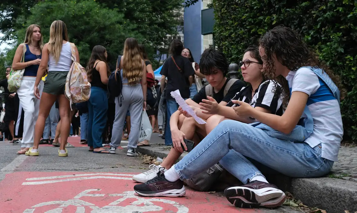 Saeb 2025: Brasil recupera nível pré-pandemia, mas ainda tem gargalos
