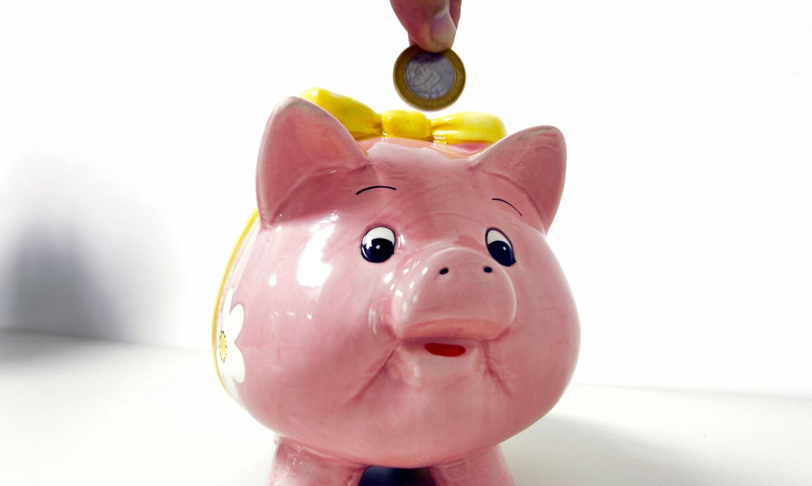 Retiradas da poupança superam depósitos em R$ 7,15 bilhões em julho
