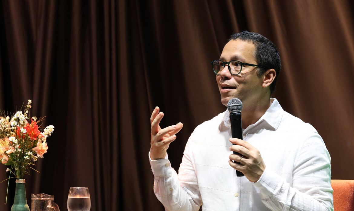 Escritor diz que literatura tem poder de humanizar e levar à reflexão