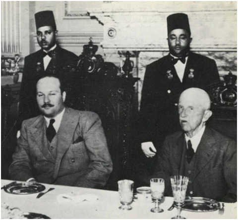 A amizade entre Emanuel III e Farouk I &eacute; um exemplo de como a paix&atilde;o por um hobby em comum pode unir pessoas de diferentes origens e culturas, a foto abaixo mostra os reis amigos em um encontro no Cairo em 1947.