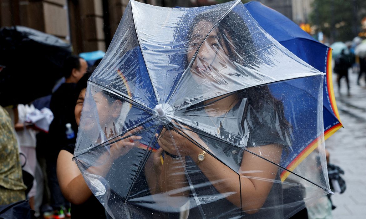 Chuva forte atinge Pequim durante passagem do tufão Dolphin 