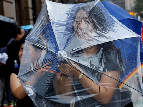Chuva forte atinge Pequim durante passagem do tuf&atilde;o Dolphin 
