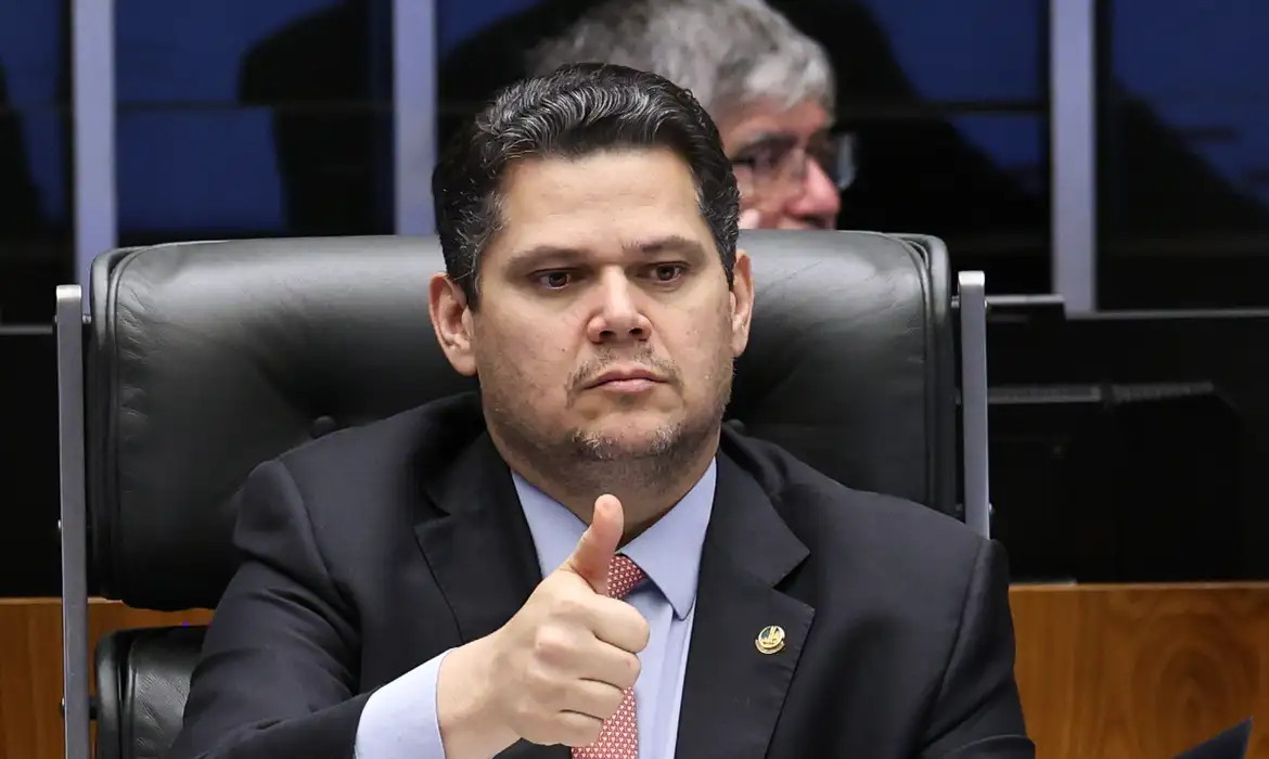 Alcolumbre destrava PEC do fim da 6x1 após conversas com Lula