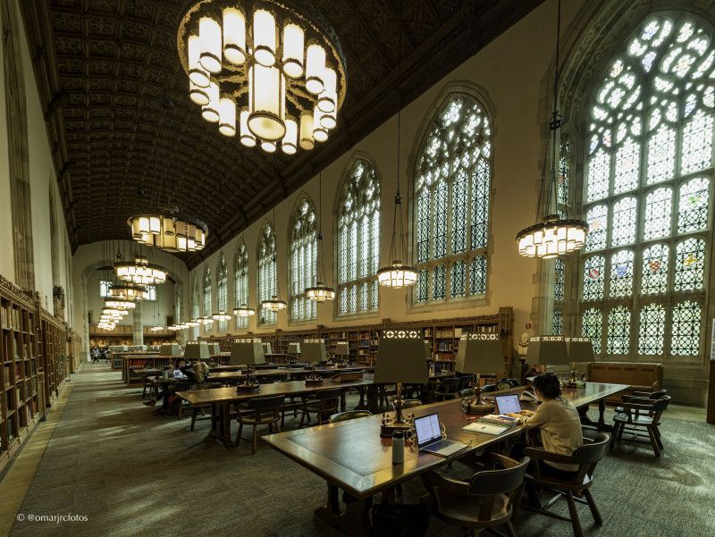 Nos corredores e nas salas da Biblioteca da Universidade de Yale
