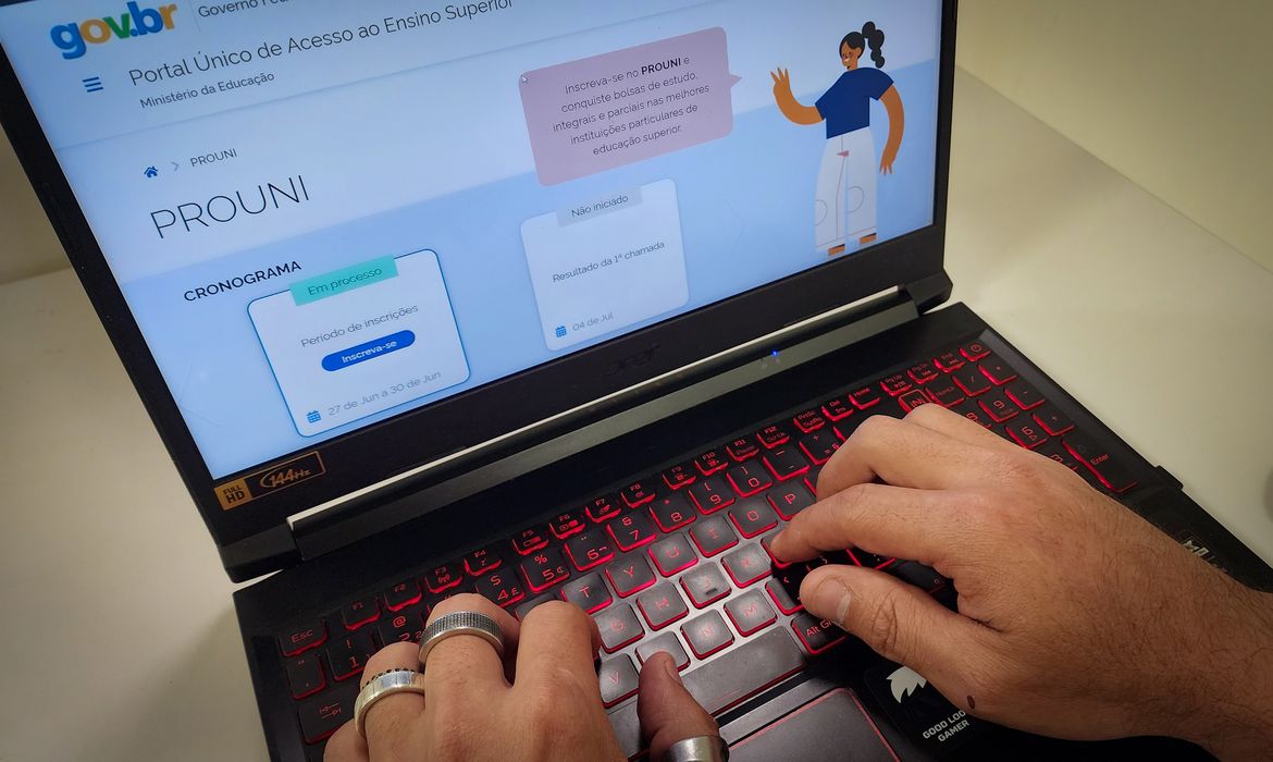 Estudante deve comprovar até hoje informações de inscrição no Prouni 