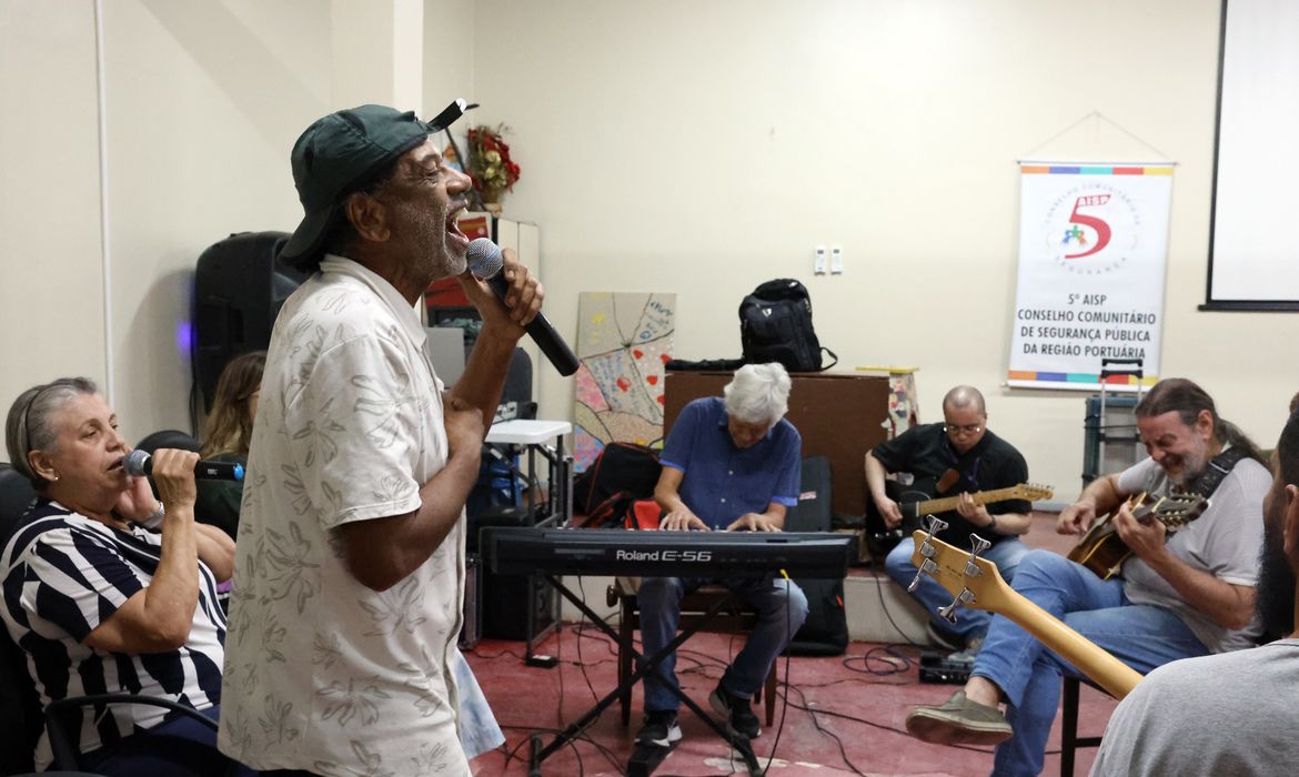 Com 25 anos, grupo musical de pacientes psiquiátricos lança novo álbum