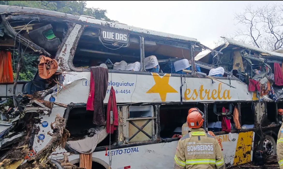 Vítimas de tombamento de ônibus em Petrópolis são do sexo feminino