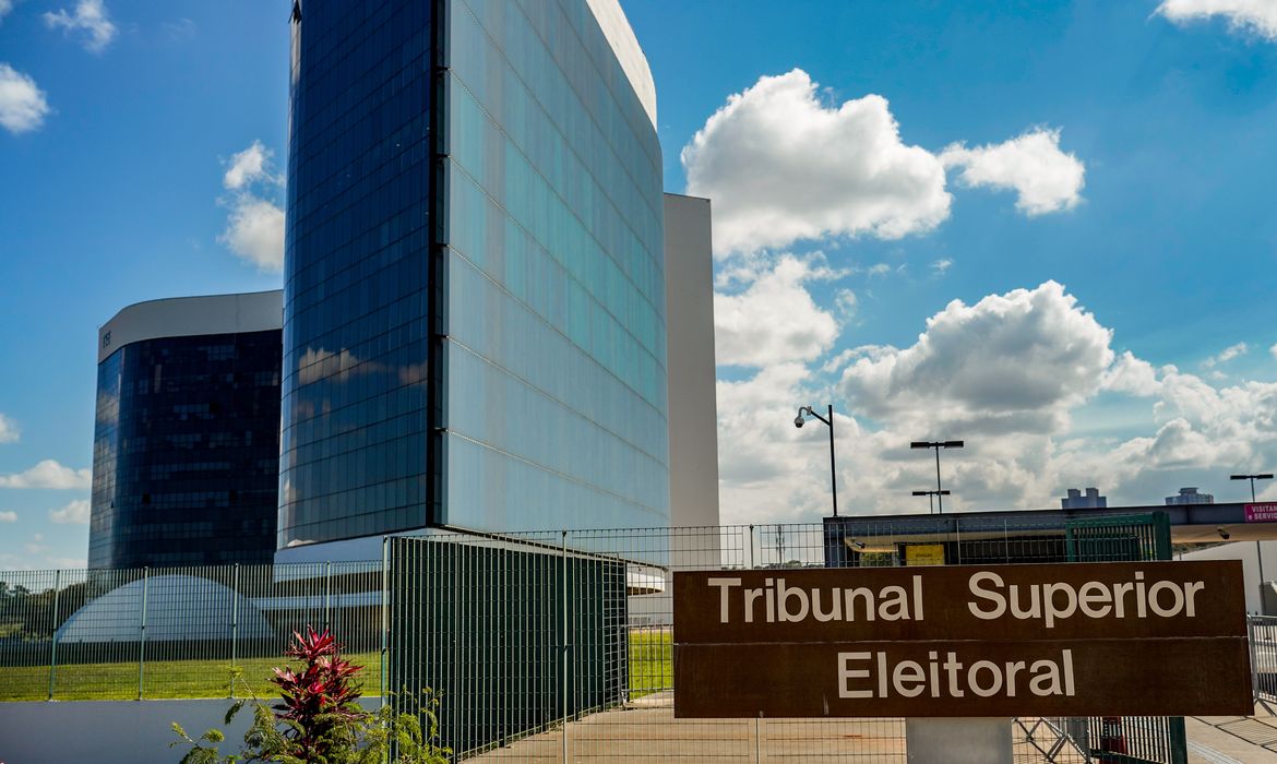 TSE recebe embaixadores nesta segunda para defender urna eletrônica 