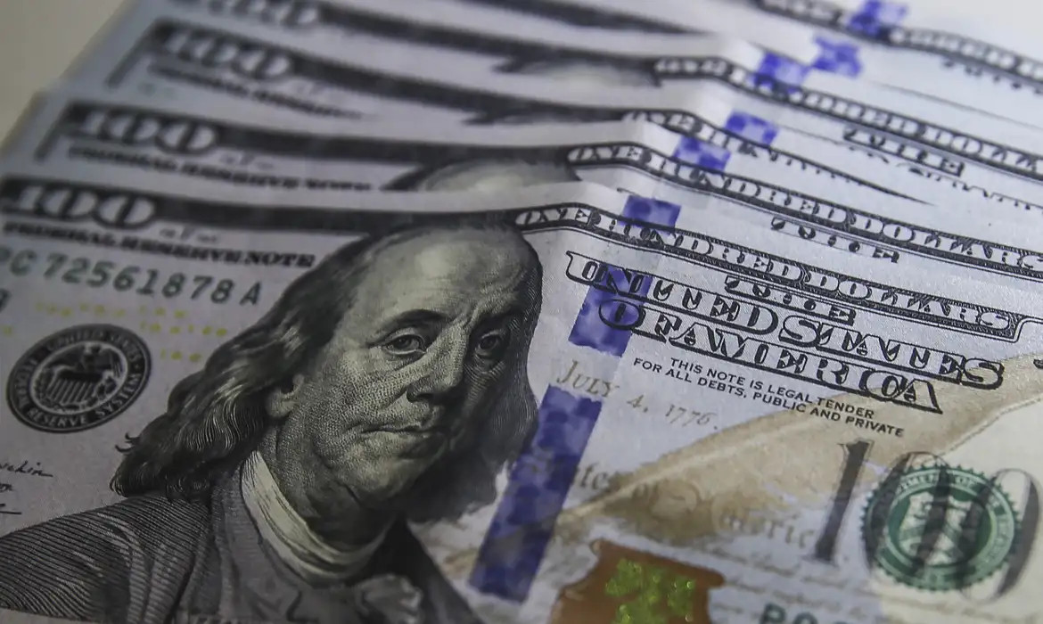 Dólar cai para R$ 5,17 após anúncio de recompra de títulos nos EUA
