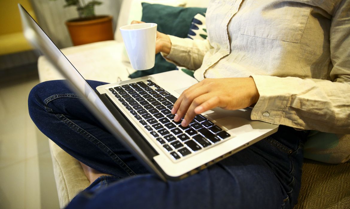 Sete em cada dez brasileiros temem comprar remédios pela internet