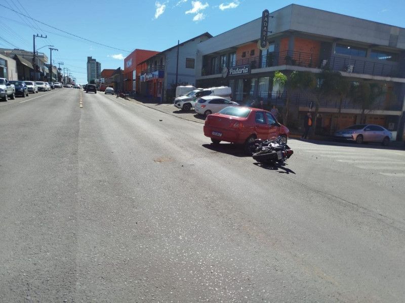 Colisão entre carro e motocicleta aconteceu na tarde desta sexta-feira (21), no cruzamento das ruas Caetano Costa e Benjamin Constant