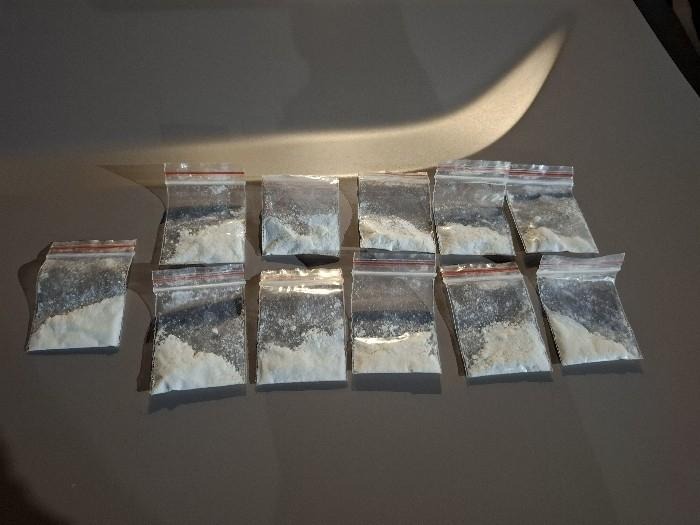 Abordagem aconteceu na noite desta sexta-feira (21); drogas, dinheiro e materiais usados para armazenar entorpecentes foram apreendidos
