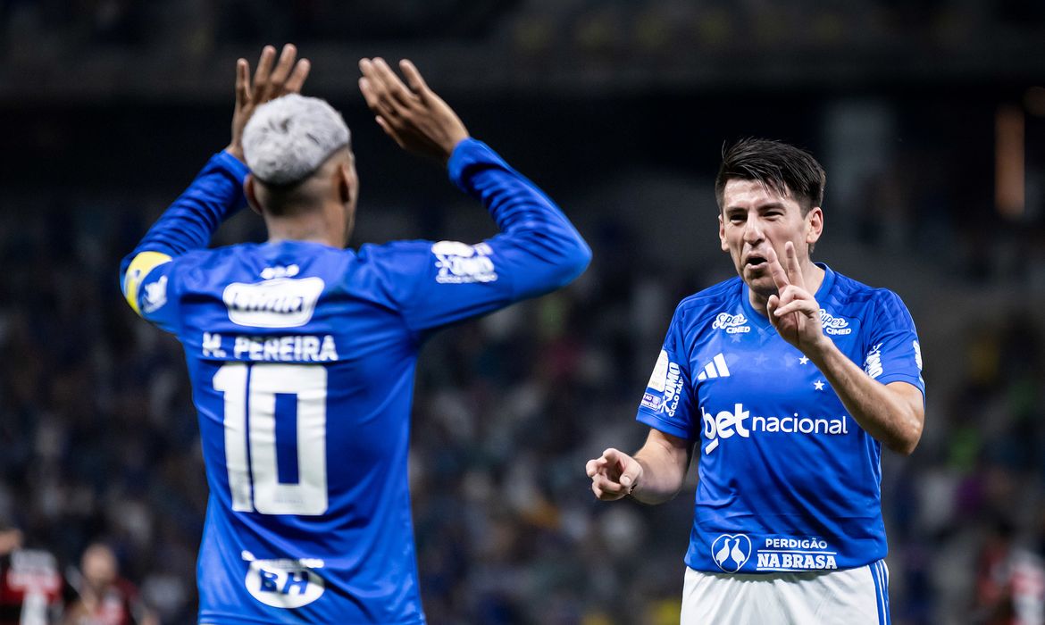 Cruzeiro vence Flamengo e Palmeiras agradece no Brasileirão