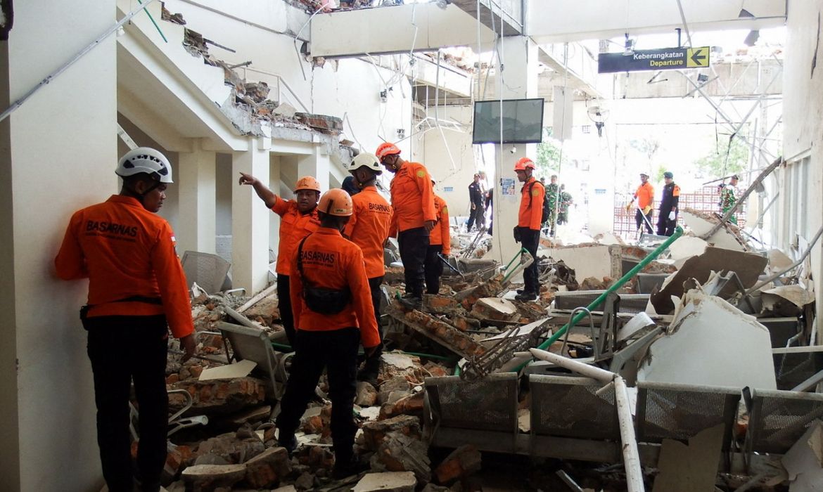 Indonésia: número de mortos no terremoto chega a 100 