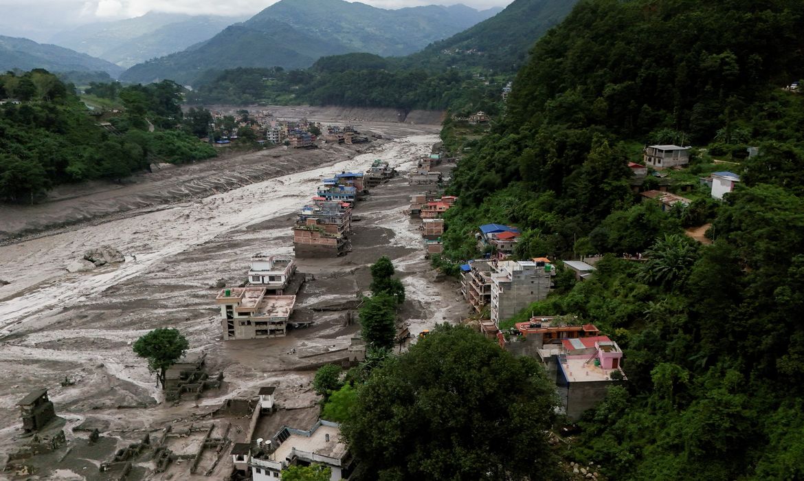 Nepal monitora dois lagos; risco de enchentes persiste
