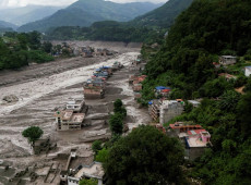 Nepal monitora dois lagos; risco de enchentes persiste