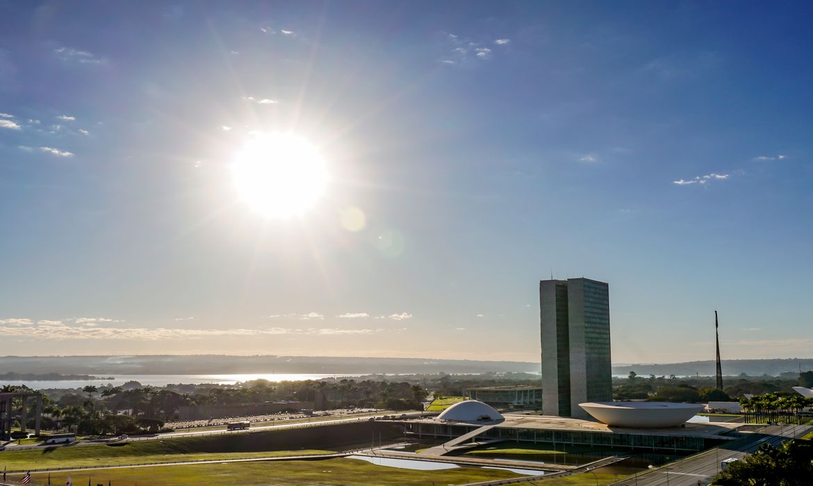 Congresso vota nesta semana fim da escala 6x1 e "taxa das blusinhas" 