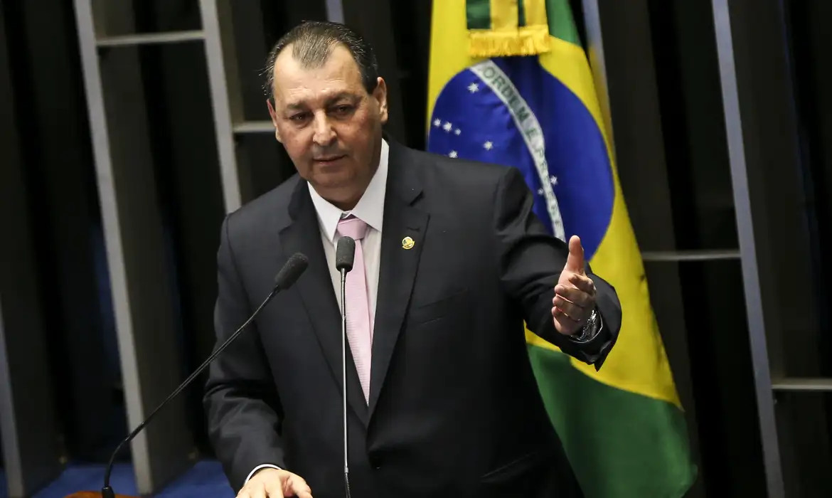 Relator da CCJ rejeita emendas da oposição que buscavam manter 6x1