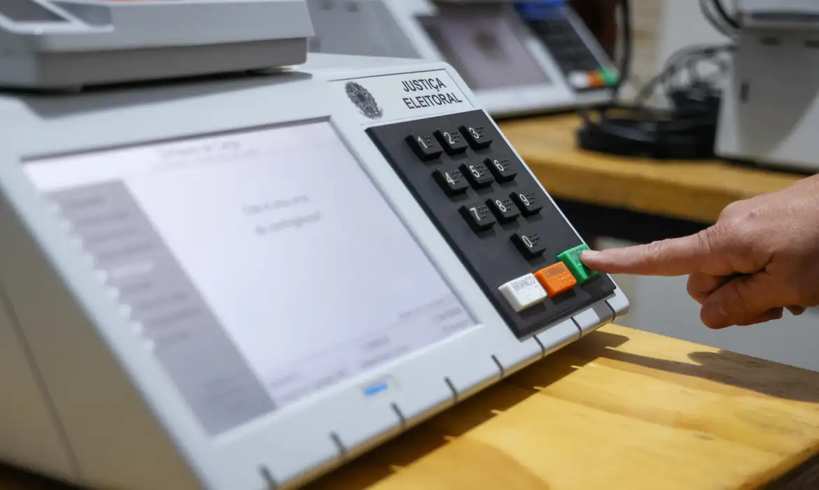 TSE aprova registros de seis candidatos à Presidência da República