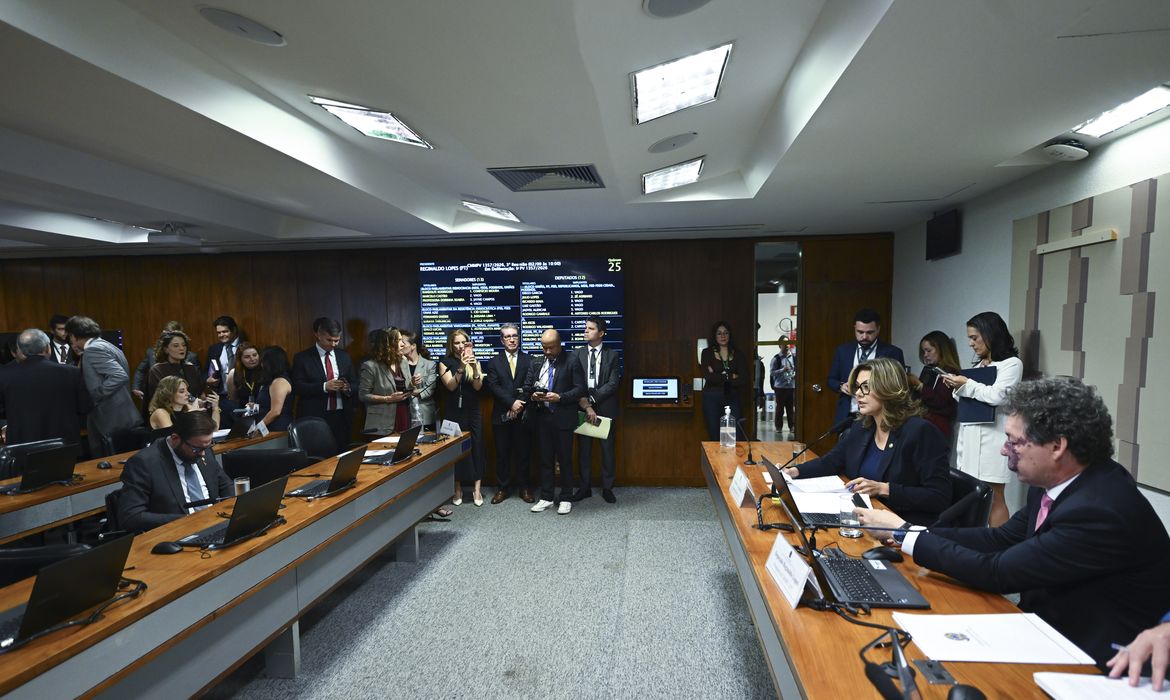 Comissão aprova MP da taxa das blusinhas: texto segue a plenários
