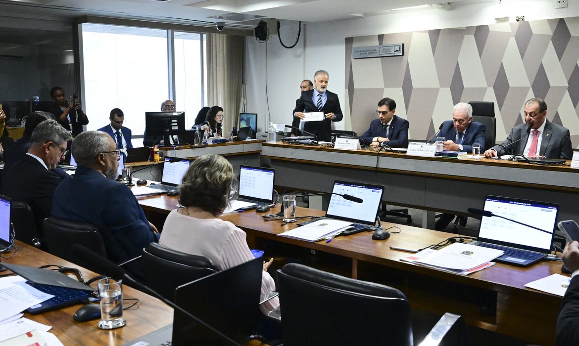 CCJ do Senado aprova PEC que acaba com jornada 6x1