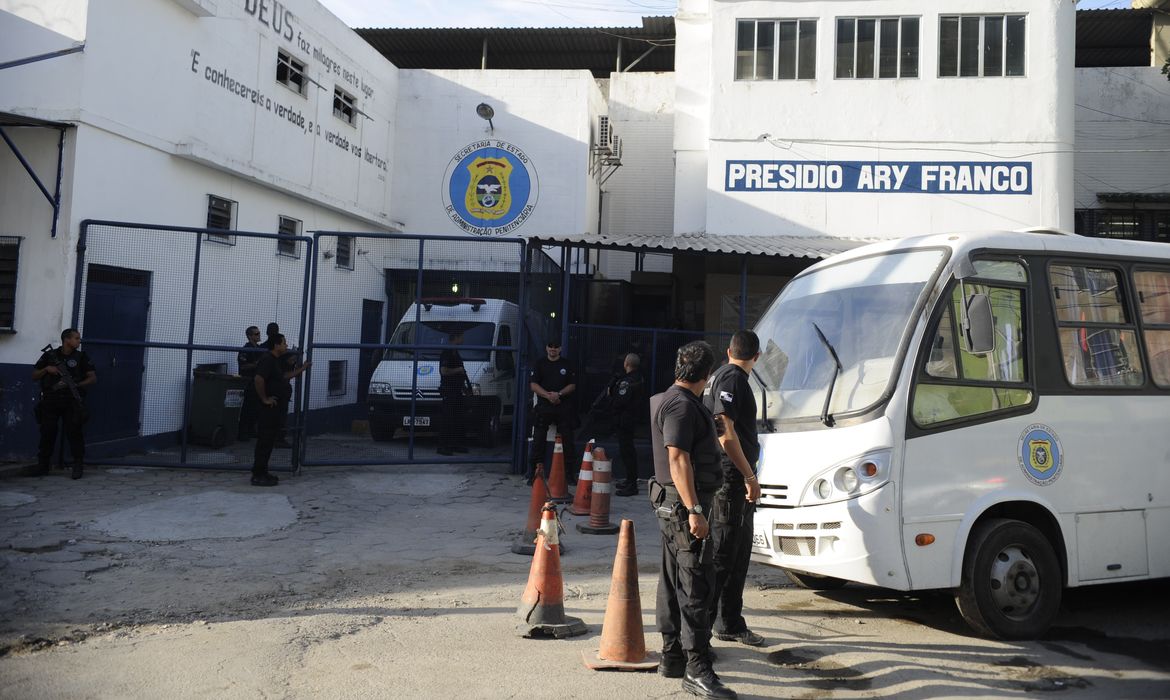Sistema prisional transfere bilhões em custos para famílias de presos