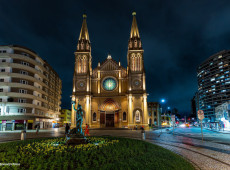 A bela Catedral Bas&iacute;lica Menor de Nossa Senhora da Luz dos Pinhais,  inaugurada em 1893 no cora&ccedil;&atilde;o da cidade, atesta a f&eacute; do povo.

