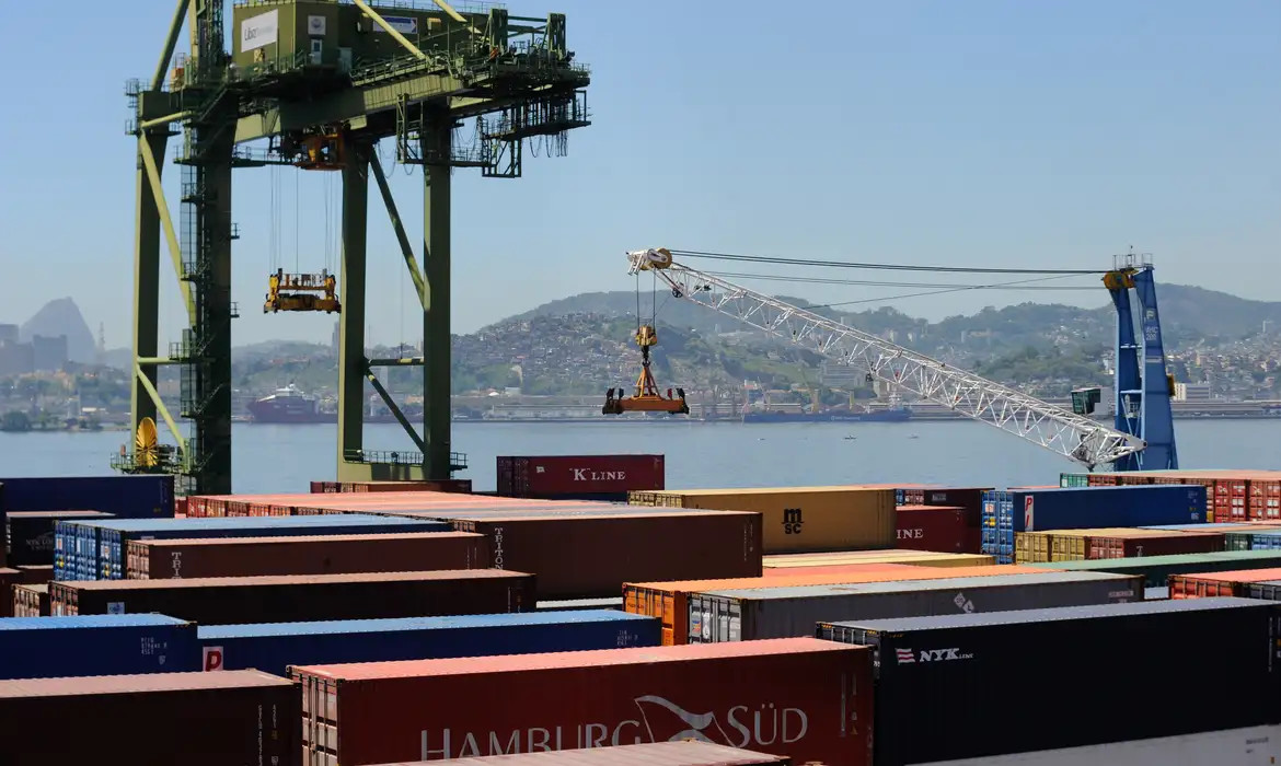 Balança comercial tem superávit de US$ 7,4 bilhões em agosto