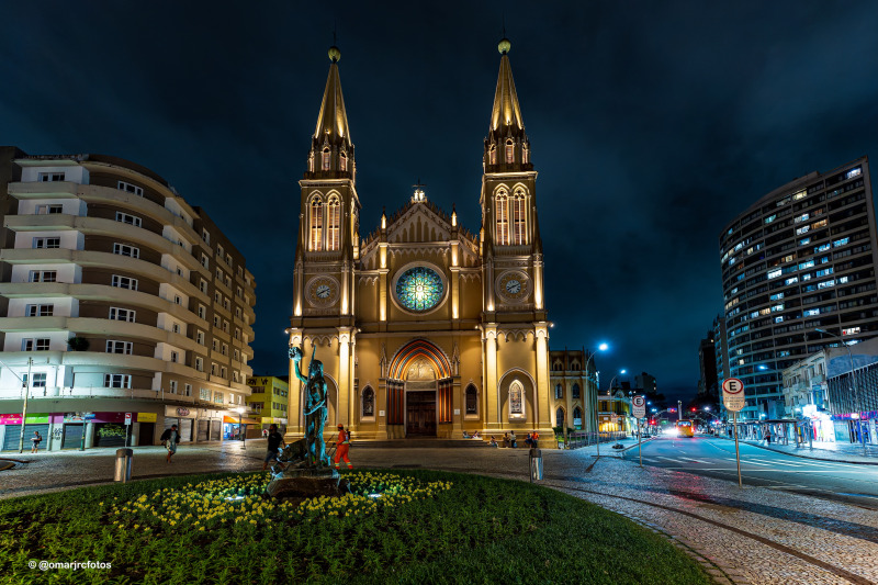 A bela Catedral Basílica Menor de Nossa Senhora da Luz dos Pinhais,  inaugurada em 1893 no coração da cidade, atesta a fé do povo.
