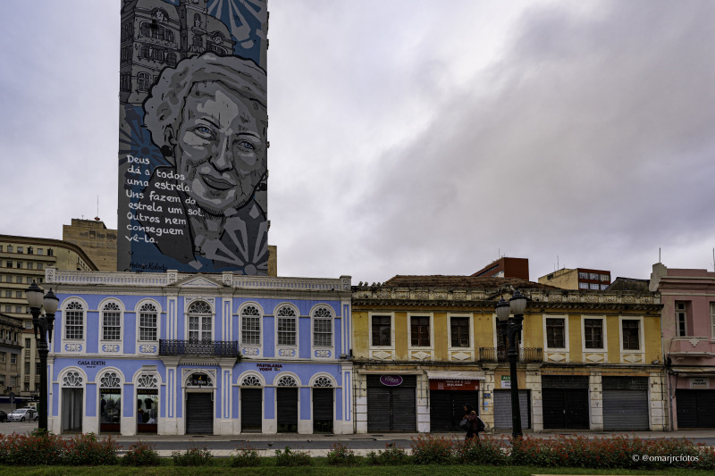 Na Pra&ccedil;a Generoso Marques , l&ecirc;-se a frase do poema "DOM", da professora Helena Kolody (1912-2004). 