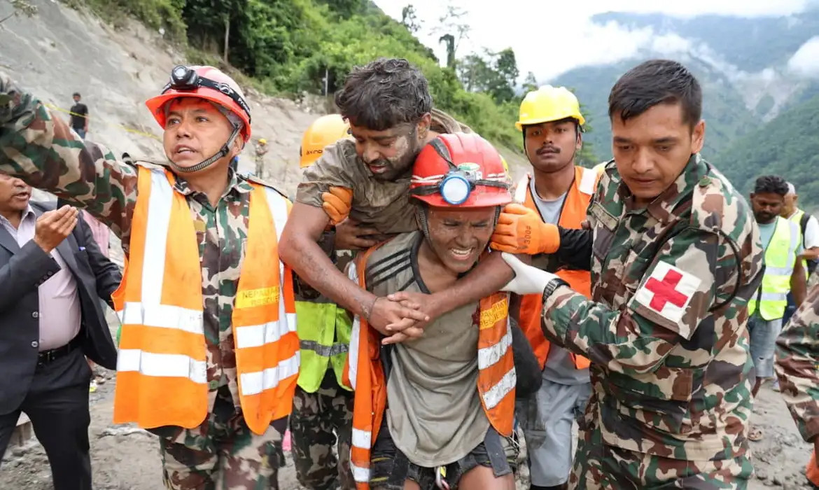 Equipes de resgate do Nepal buscam 900 trabalhadores de hidrelétricas