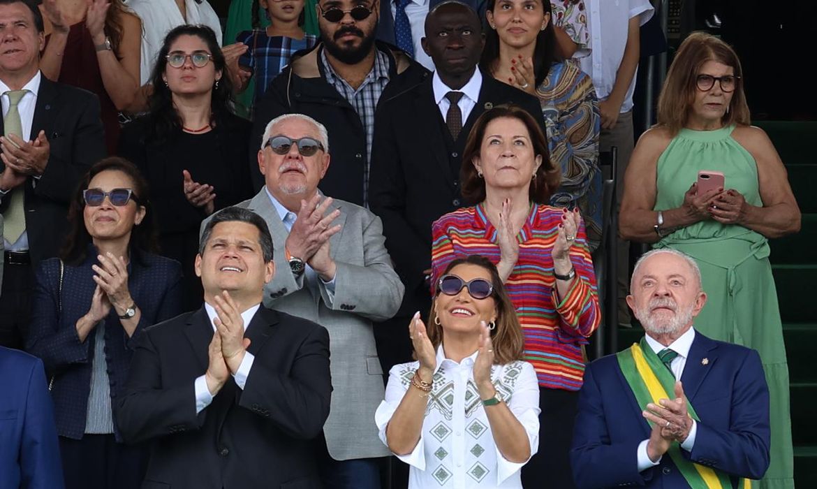 Começa o desfile cívico-militar do Dia da Independência em Brasília