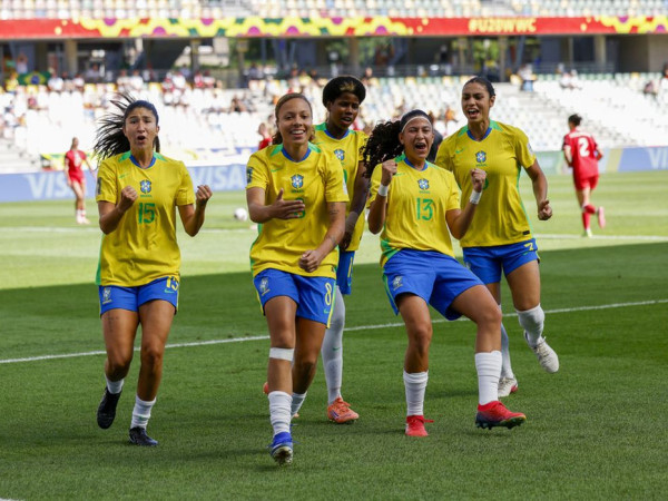 Sele&ccedil;&atilde;o feminina derrota Canad&aacute; e avan&ccedil;a &agrave;s oitavas do Mundial Sub-20