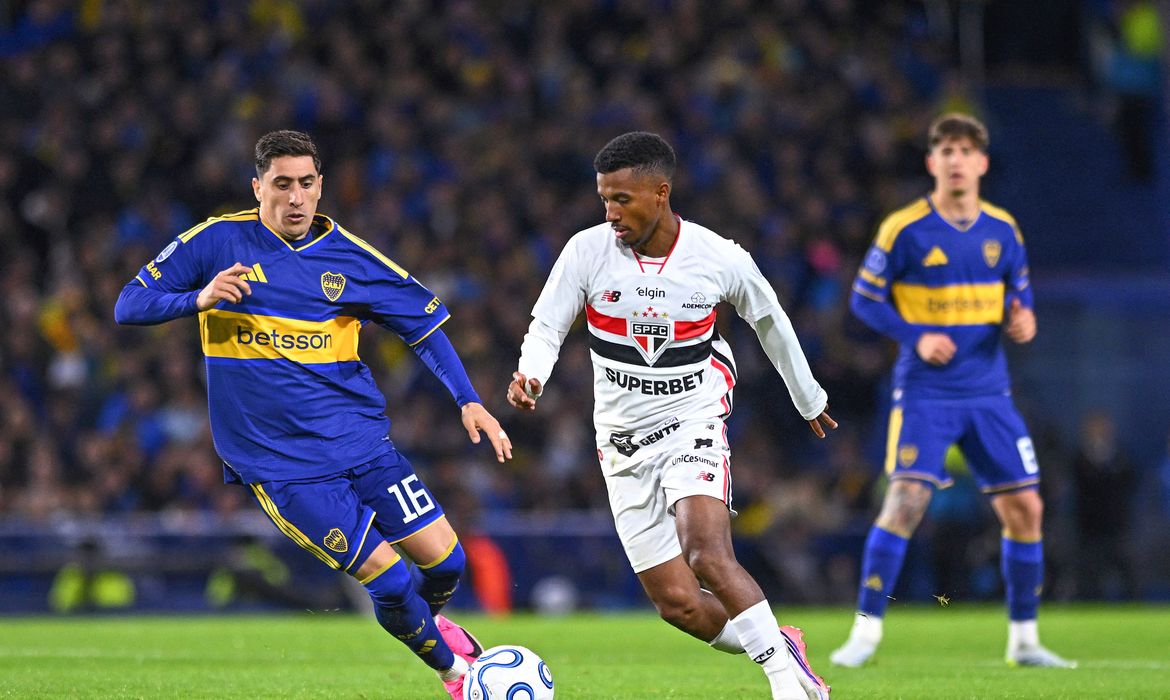 Ex-Palmeiras marca e São Paulo perde do Boca Juniors na Sul-Americana