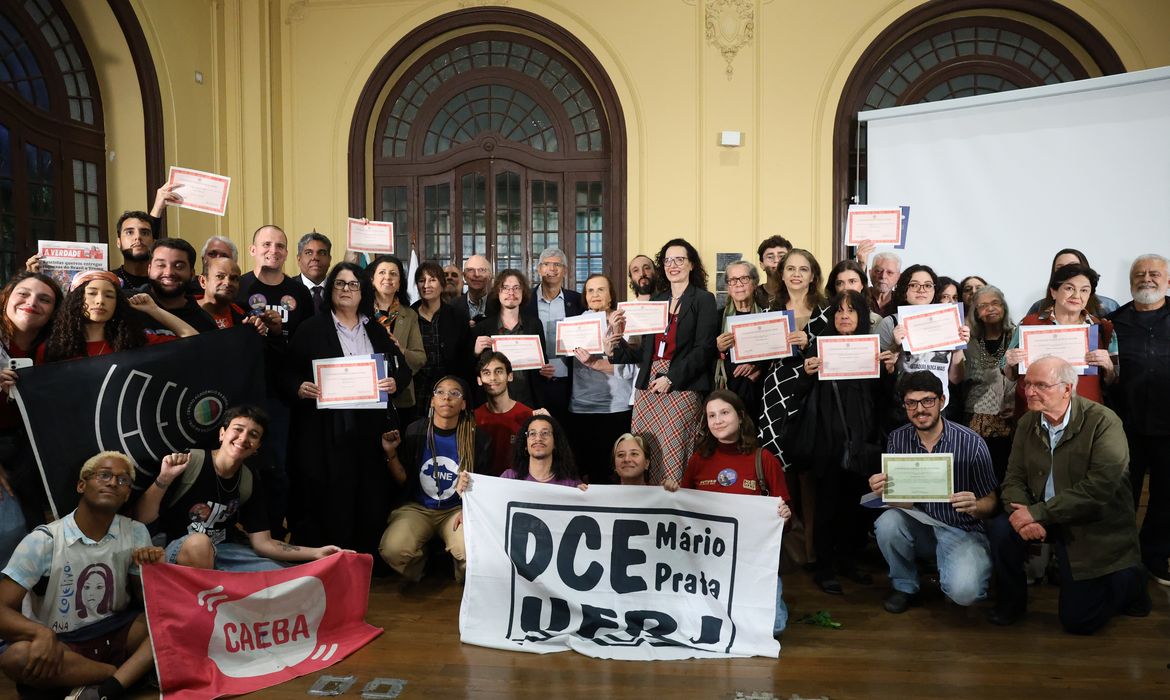 UFRJ homenageia vítimas da ditadura com diplomas póstumos