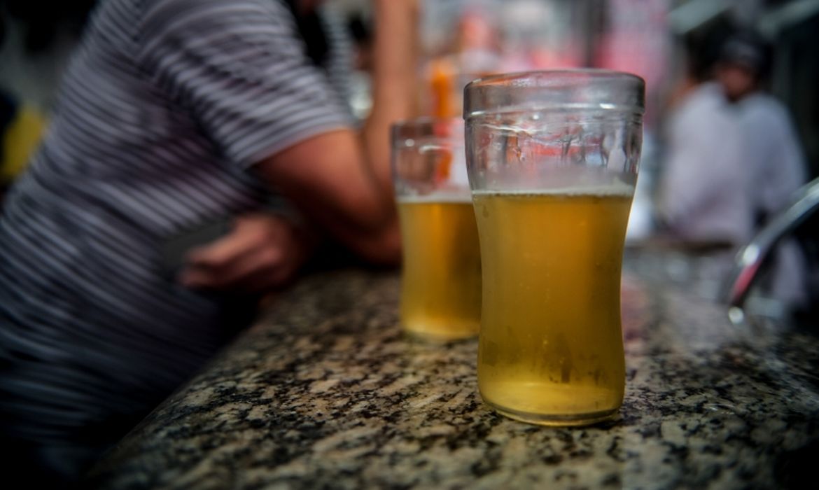 Álcool e cigarro podem causar cegueira, alertam especialistas