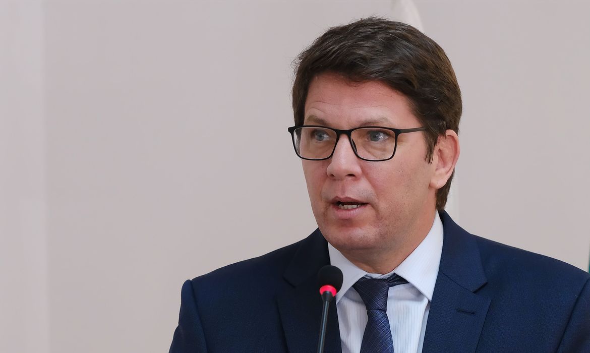 Dino aponta indícios de liderança de Mário Frias em desvio de emendas