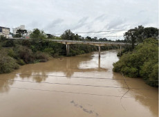 N&iacute;vel do rio Negro continua subindo