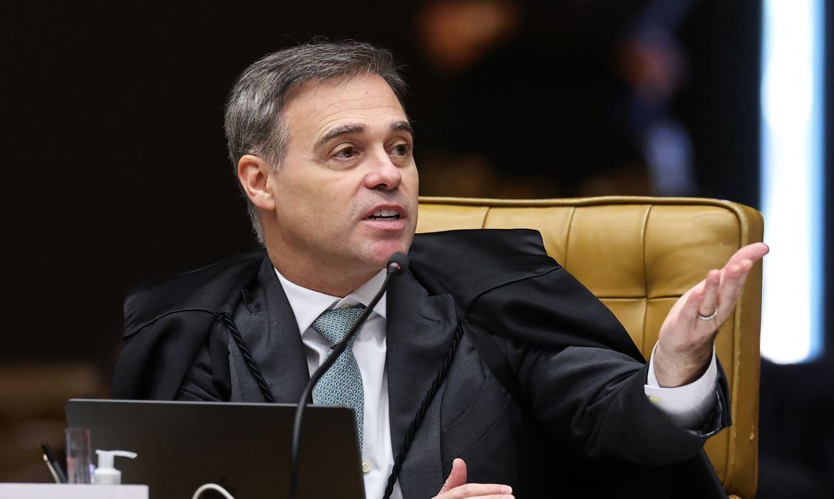 Mendonça acompanha Fachin e vota por julgamento separado de Moraes
