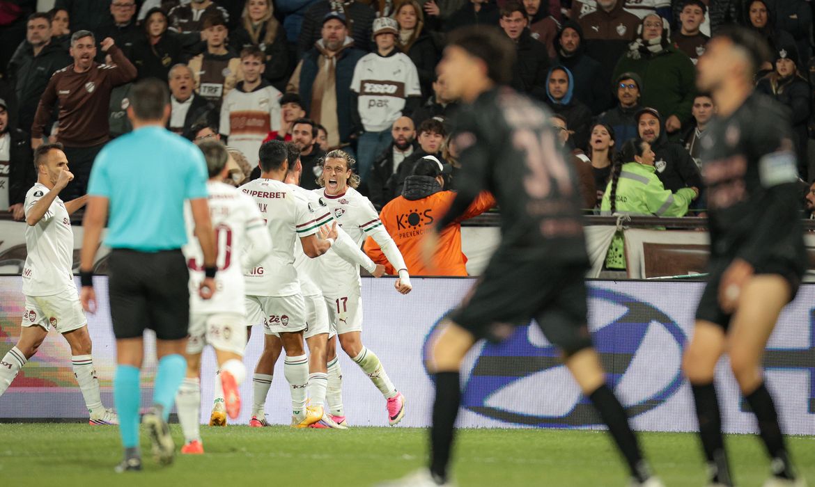 Fluminense leva susto, mas é 1º classificado à semi da Libertadores