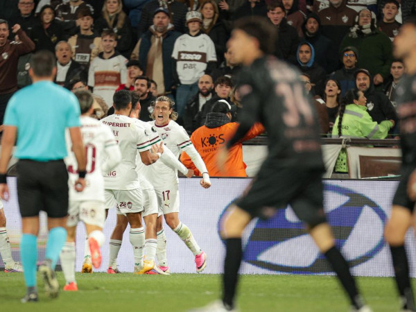Fluminense leva susto, mas &eacute; 1&ordm; classificado &agrave; semi da Libertadores