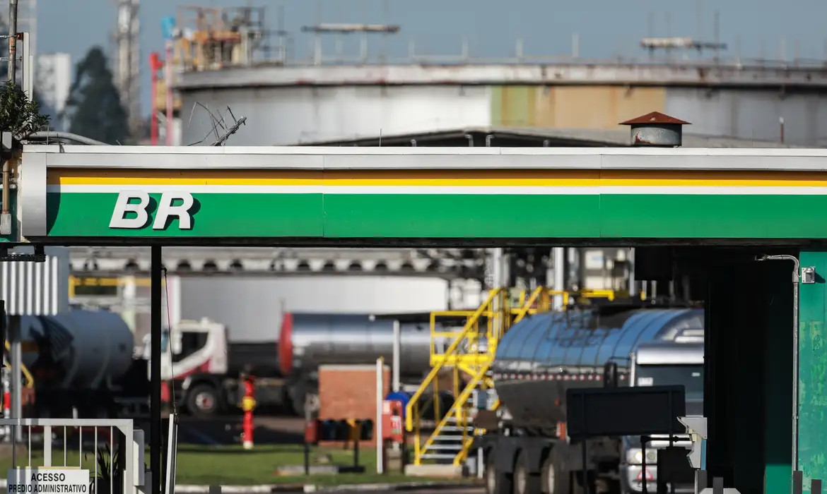 Petrobras aumenta diesel, mas subsídio mantém valor final; entenda