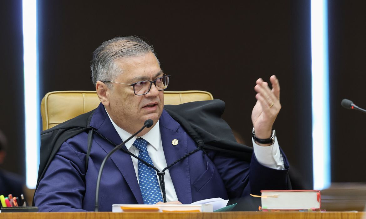 Dino manda PF investigar relação de Vorcaro com cemitérios em SP