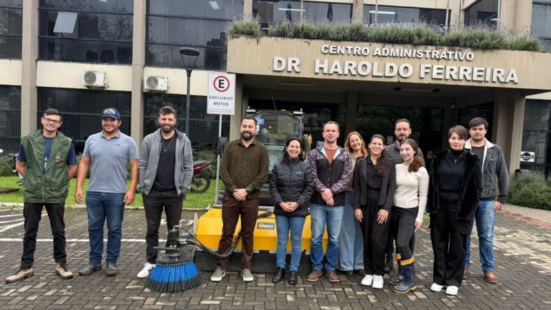 Limpeza urbana: Canoinhas adquire minicarregadeira hidráulica para varrição de ruas e limpeza