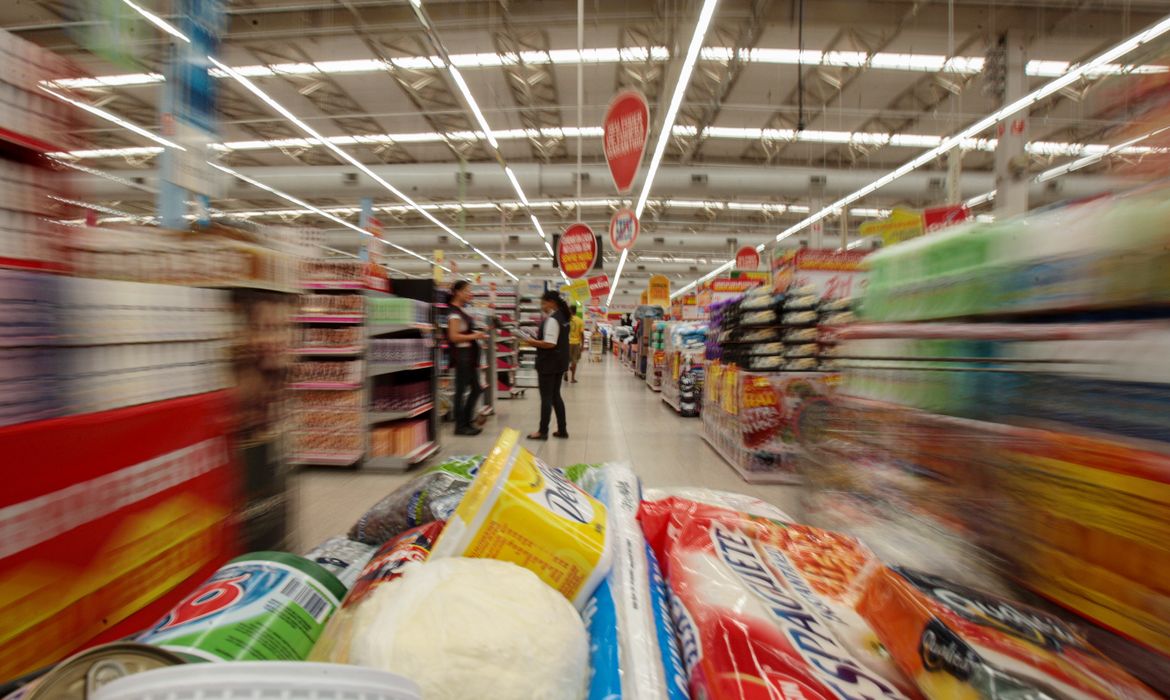 Bolsa Família é reajustado em 15%; medida vale a partir de outubro