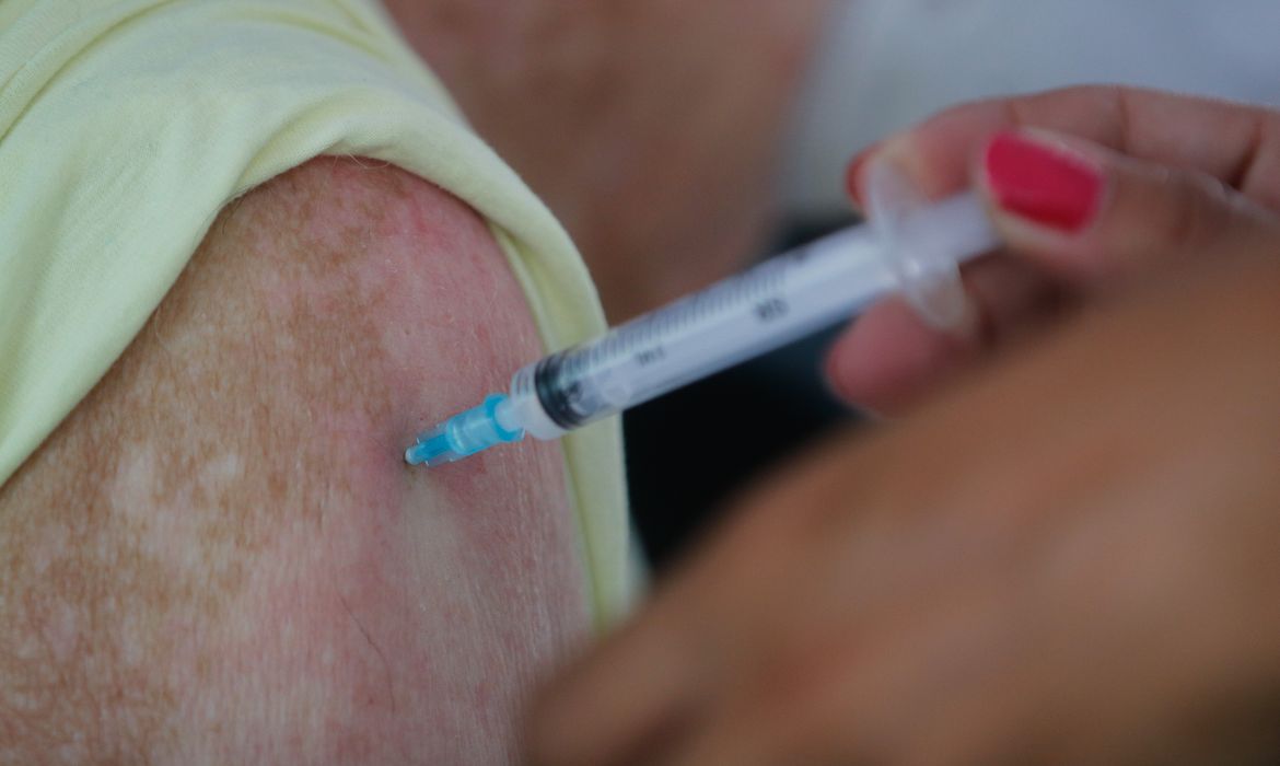 Rio amplia vacinação contra a covid-19 para idosos e trabalhadores
