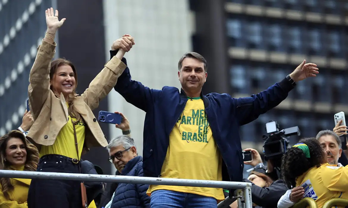 Flávio Bolsonaro propõe enxugar Estado e endurecer ações de segurança