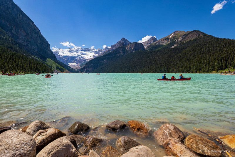 O Lago Louise est&aacute; dentro do Parque Nacional de Banff  A ferrovia Canadian Pacific Railway urbanizou e construiu o hotel  Chateau Lake Louise (iniciado em 1890) nas margens do lago, no Parque Nacional criado em 1885.